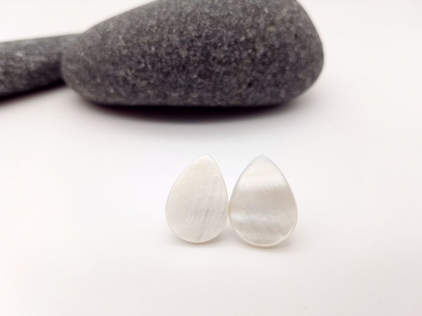 Muschel Tropfenform Ohrstecker weiß